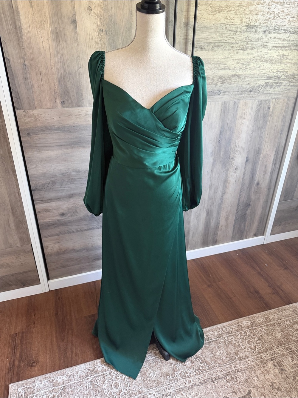 Elegant Emerald Green Satin Long Sleeve Evening Dress Size 14